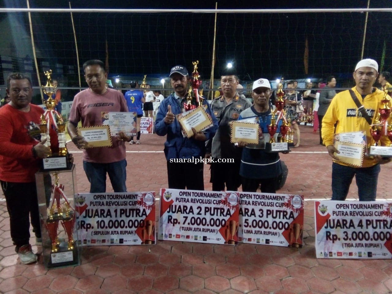 Kemenangan Untuk Desa Tegalrejo Glenmore Dalam Turnamen Bola Voli\"Putra Revolusi Cup\"
